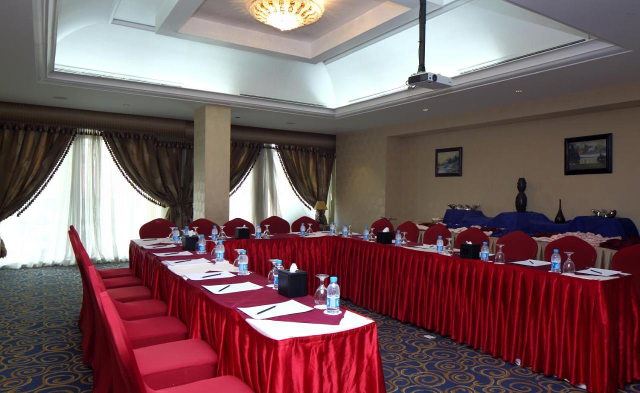 Ramada Riyadh Hotel Exterior foto