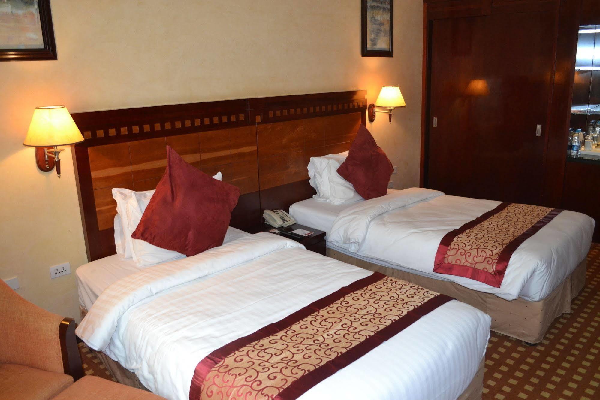Ramada Riyadh Hotel Exterior foto