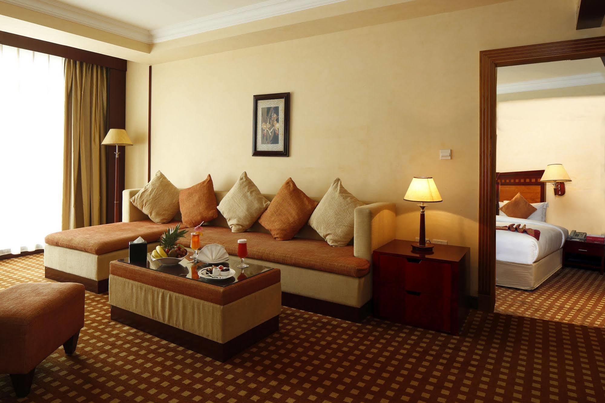 Ramada Riyadh Hotel Exterior foto