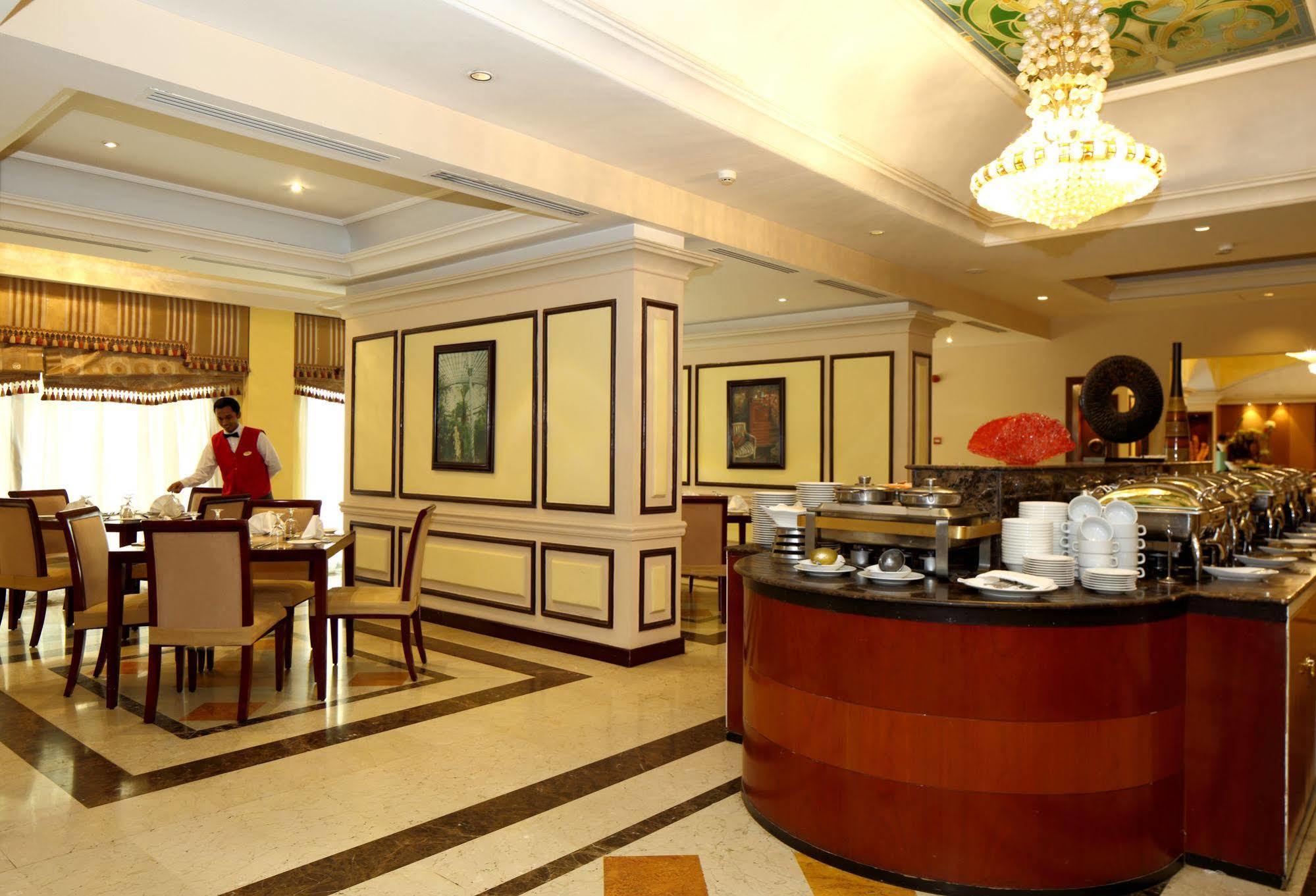 Ramada Riyadh Hotel Exterior foto